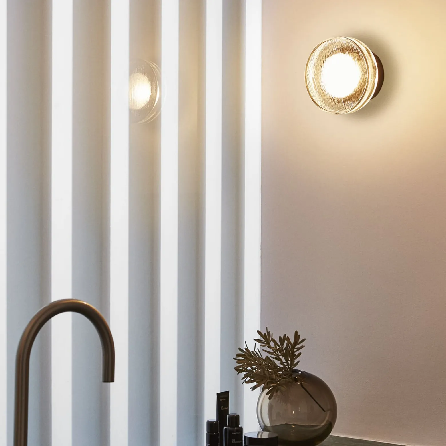 MARSET LED-ulkoseinälamppu Roc, Ø 14 cm, musta/läpikuultava