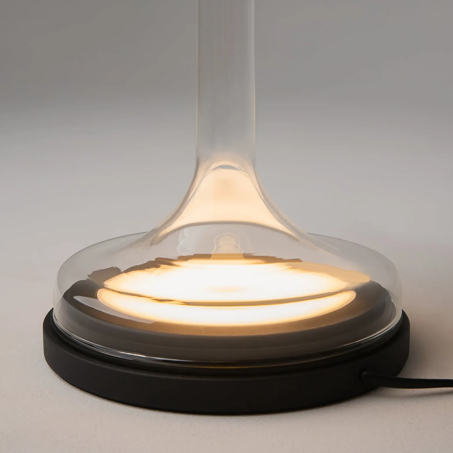 Maytoni LED-pöytävalaisin Spirito, harmaa, lasi, korkeus 42 cm