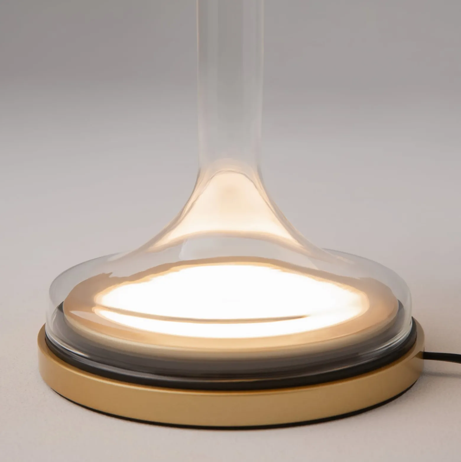 Maytoni LED-pöytävalaisin Spirito, kulta, lasi, korkeus 42 cm