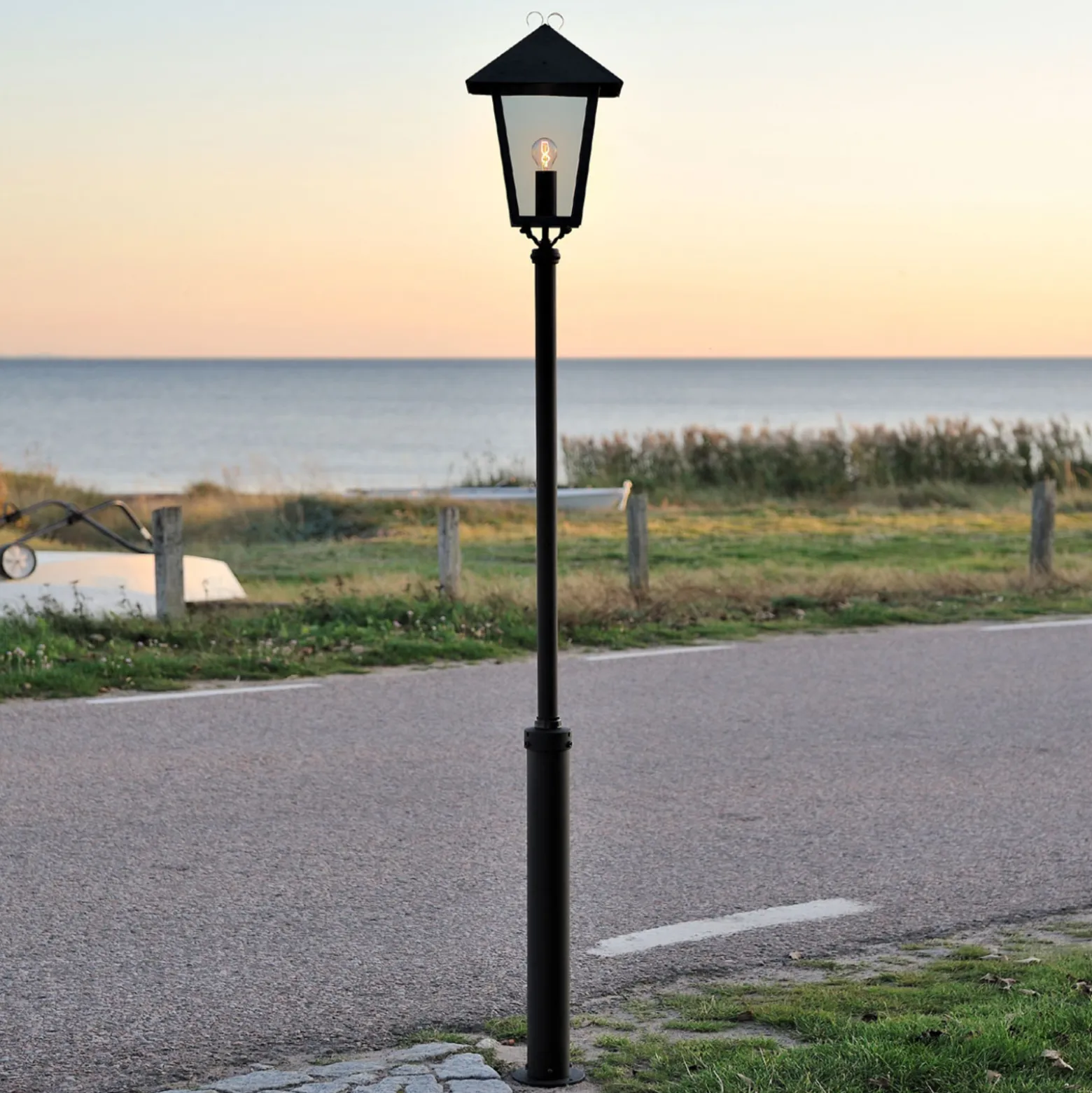 Modernin tyylin lyhtypylväs BENU