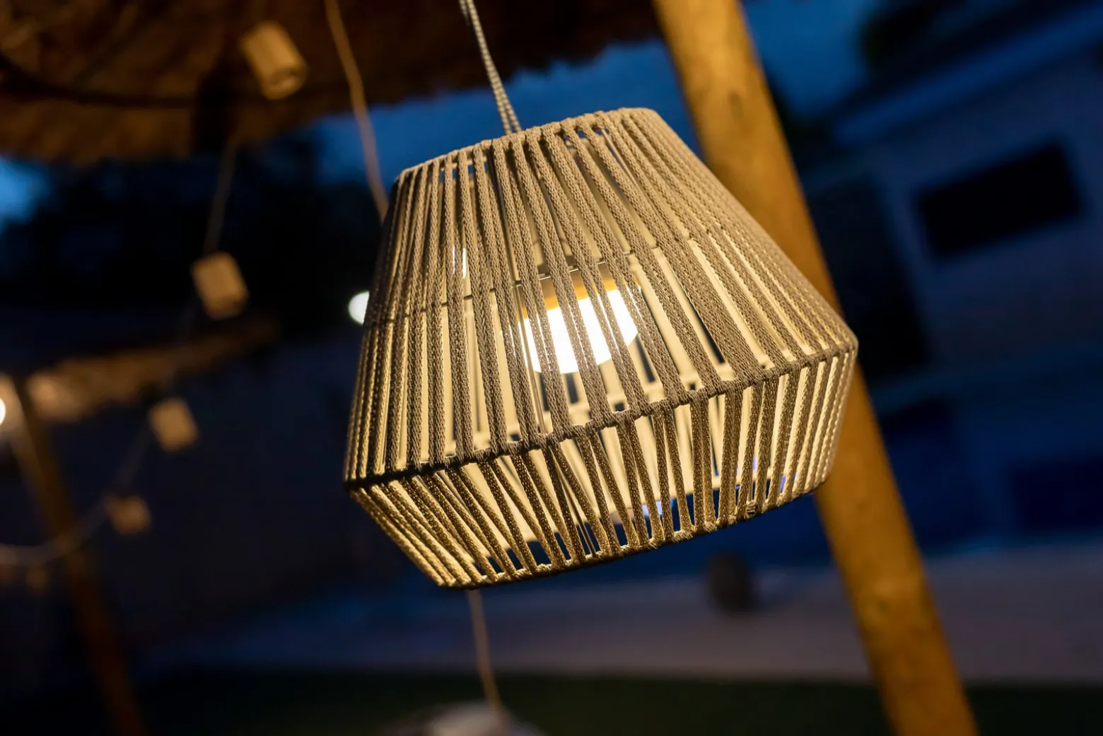 Newgarden Conta LED-riippuvalaisin, ladattava, taupe