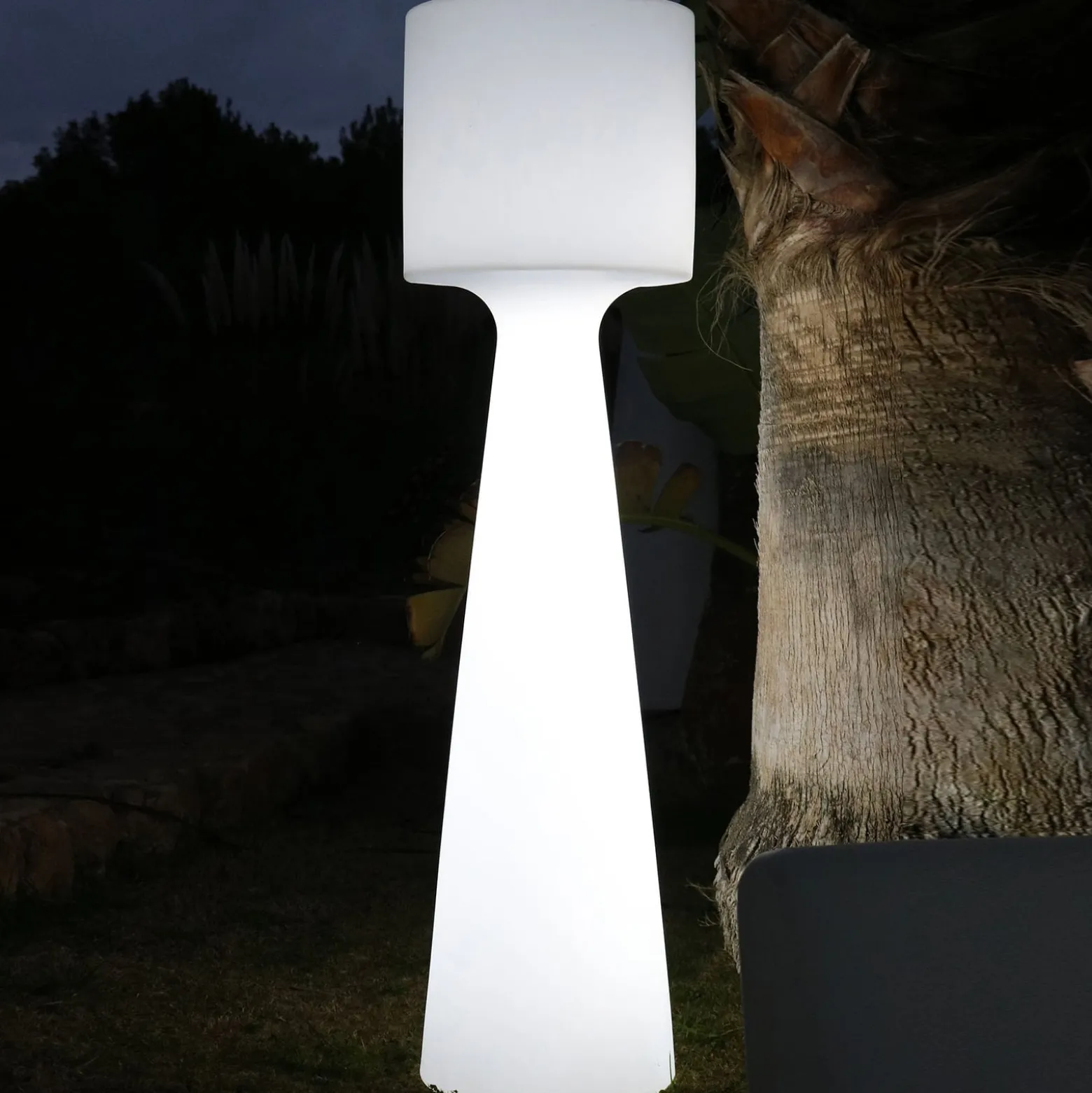 Newgarden Grace LED-lattiavalaisin, ladattava akku, korkeus 140 cm