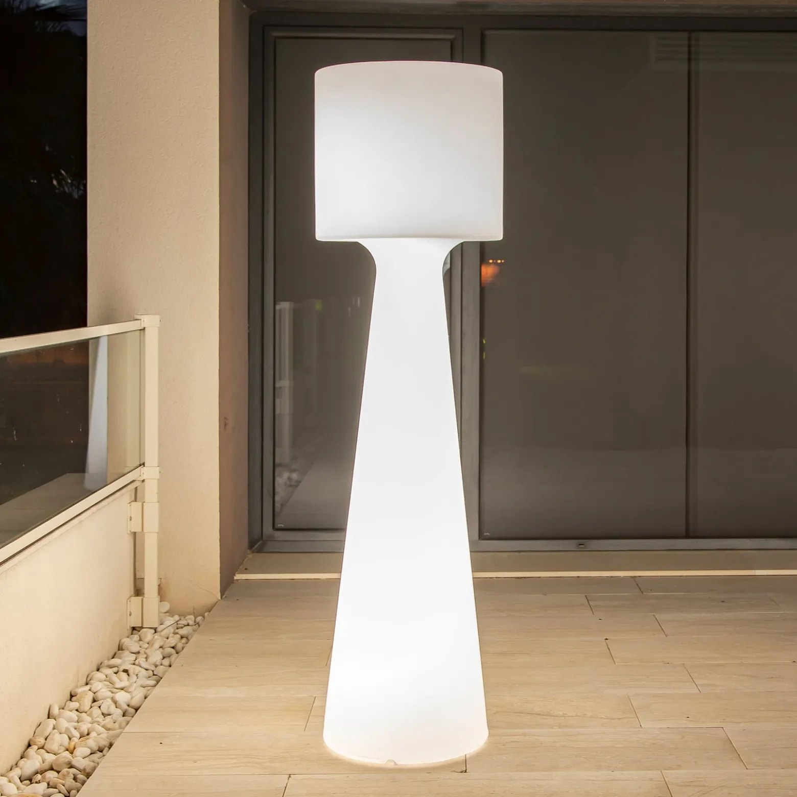 Newgarden Grace LED-lattiavalaisin, ladattava akku, korkeus 140 cm