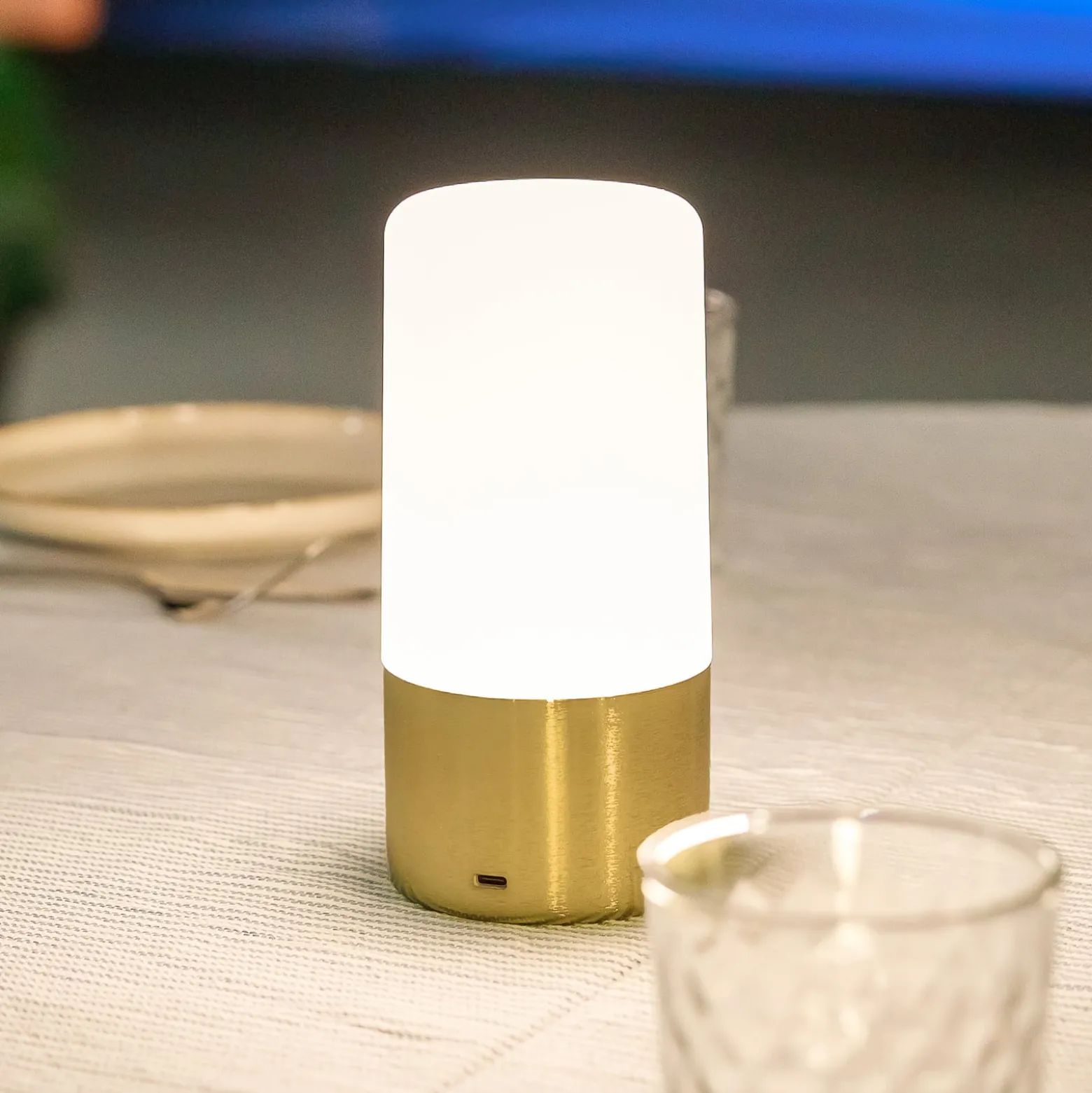 Newgardenin ladattava LED-pöytävalaisin Maia messinginvärinen IP54 RGBW