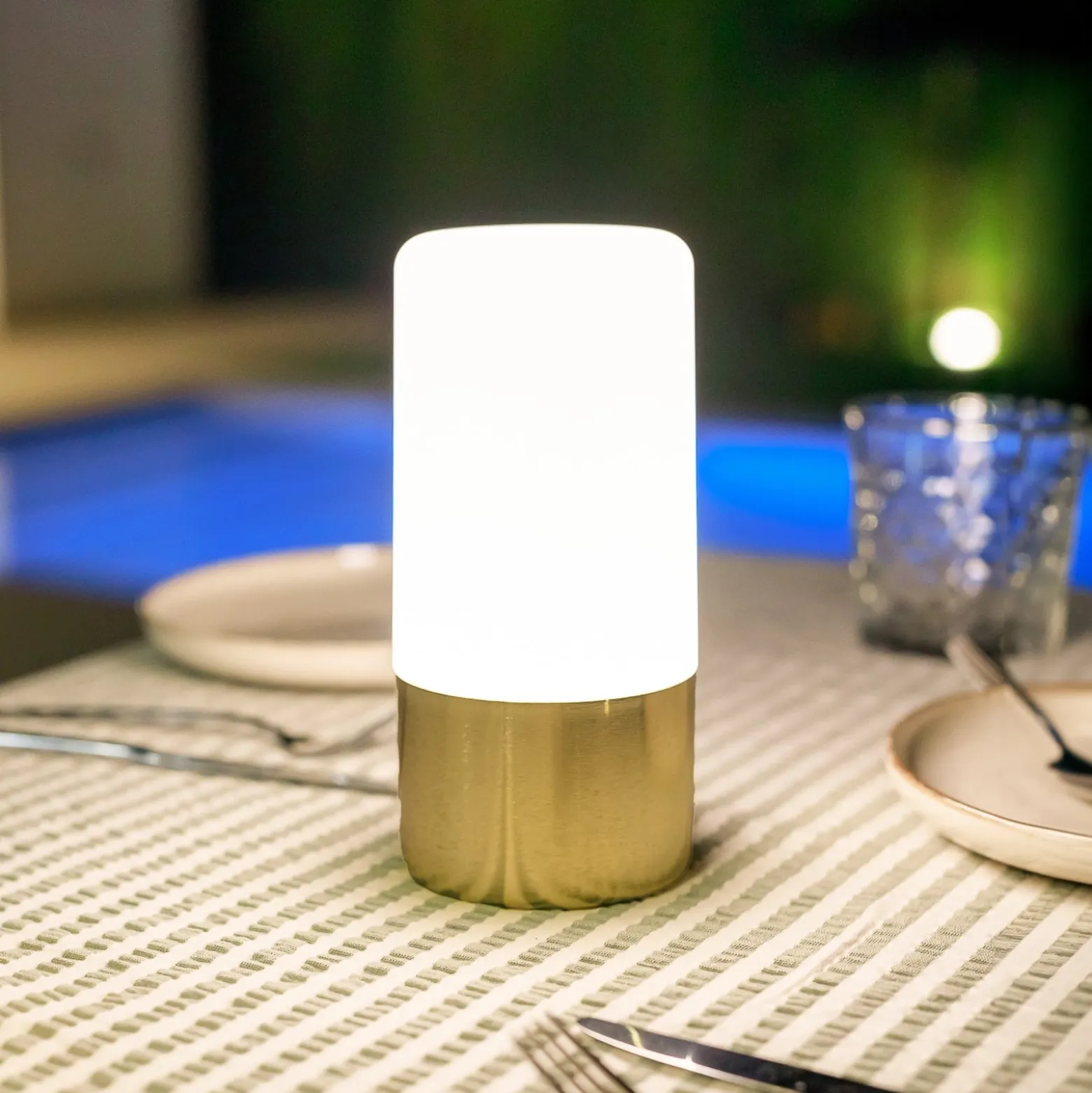 Newgardenin ladattava LED-pöytävalaisin Maia messinginvärinen IP54 RGBW