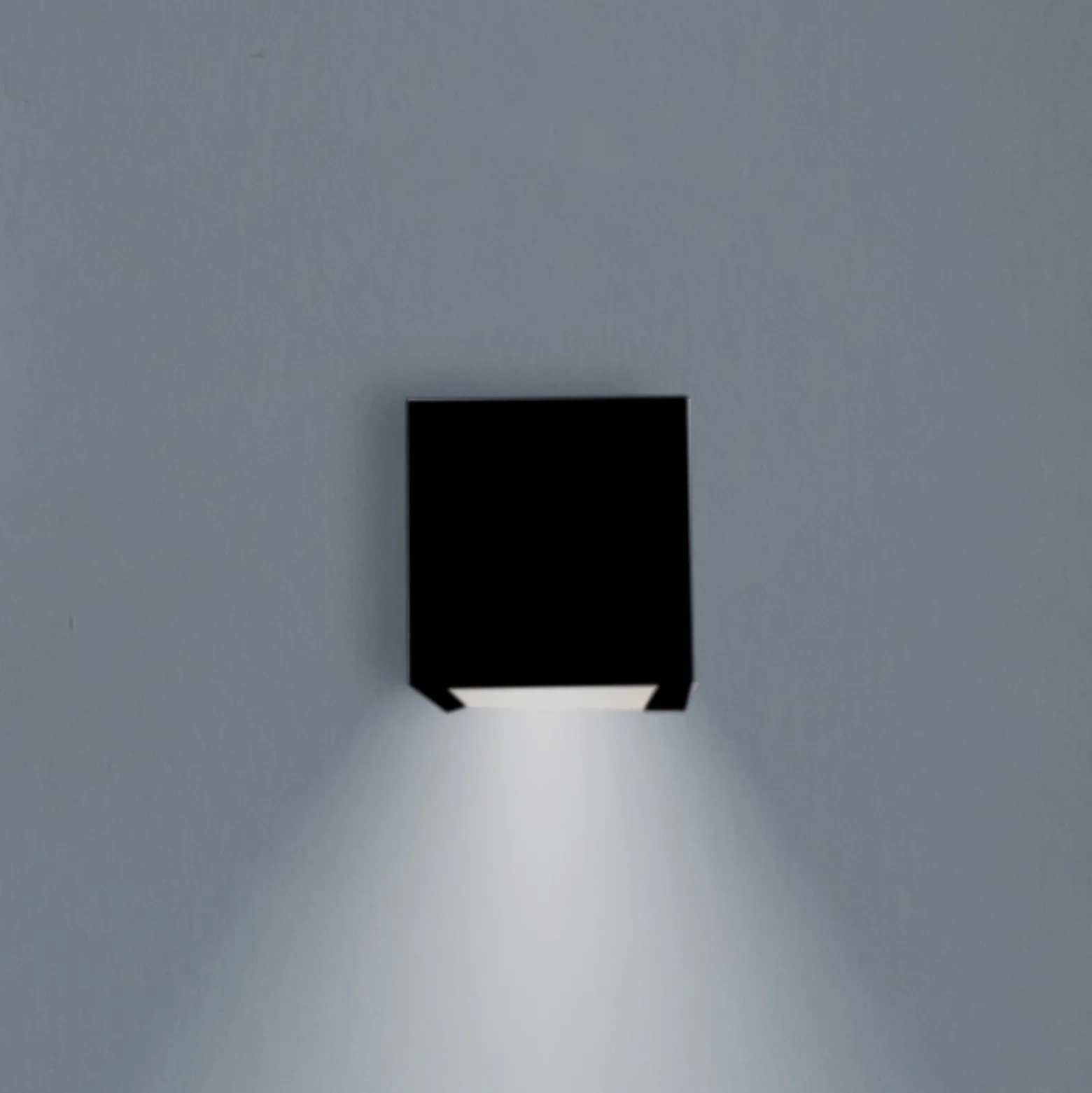 Newgarden LED-ladattava seinävalaisin Box 8, musta, 7.5x7.5cm