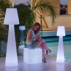 Newgarden Lola LED-lattiavalaisin, ladattava akku, korkeus 110 cm