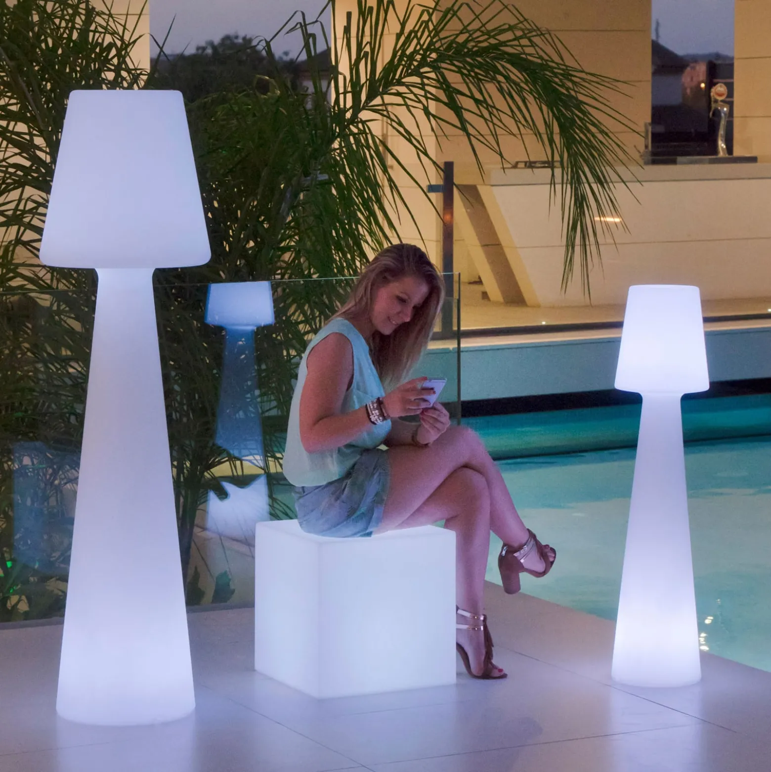 Newgarden Lola LED-lattiavalaisin, ladattava akku, korkeus 110 cm