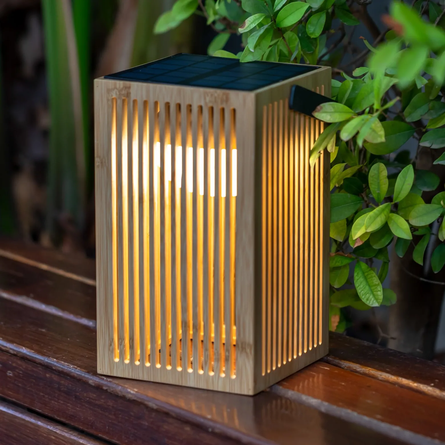 Newgarden Okinawa -LED-aurinko-pöytälamppu bambua