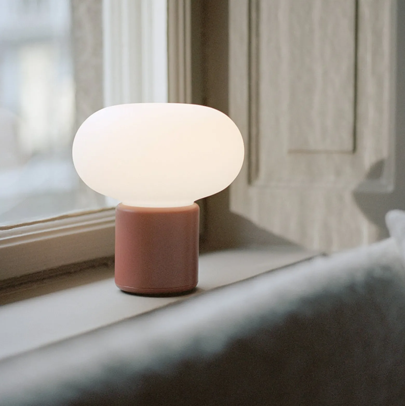 New Works ladattava lamppu Karl-Johan, punainen maa, IP65