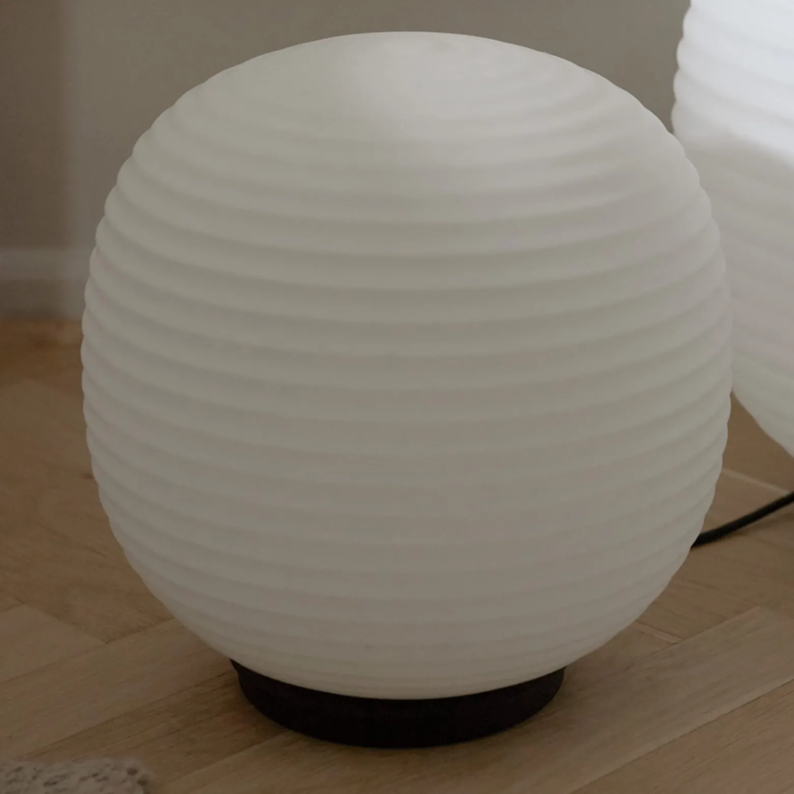 New Works Lantern Globe Medium pöytävalaisin, Ø 30cm