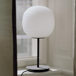 New Works Lantern Pieni pöytävalaisin, korkeus 40cm