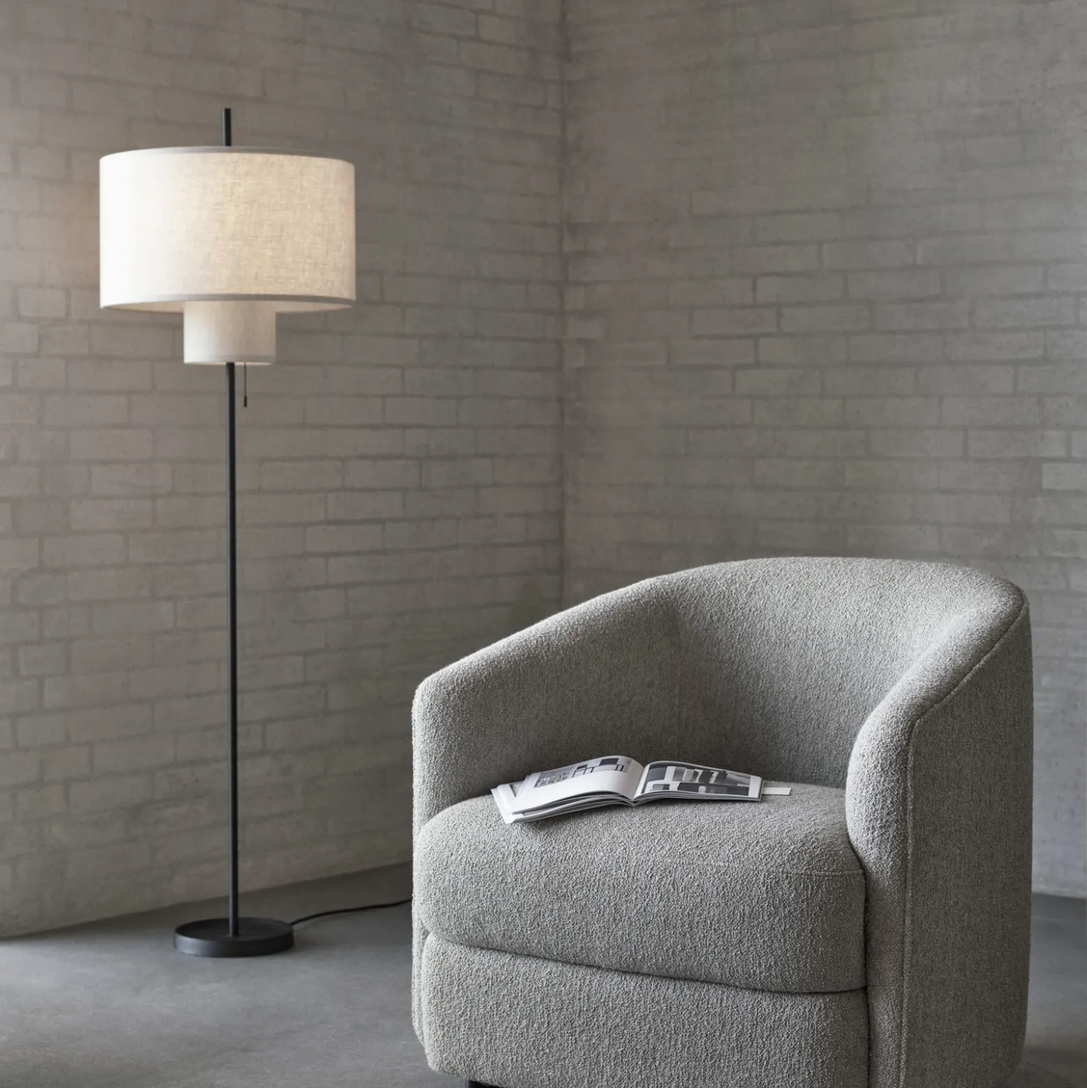 New Works lattiavalaisin Margin, beige, Ø 46 cm, korkeus 153 cm kangasta