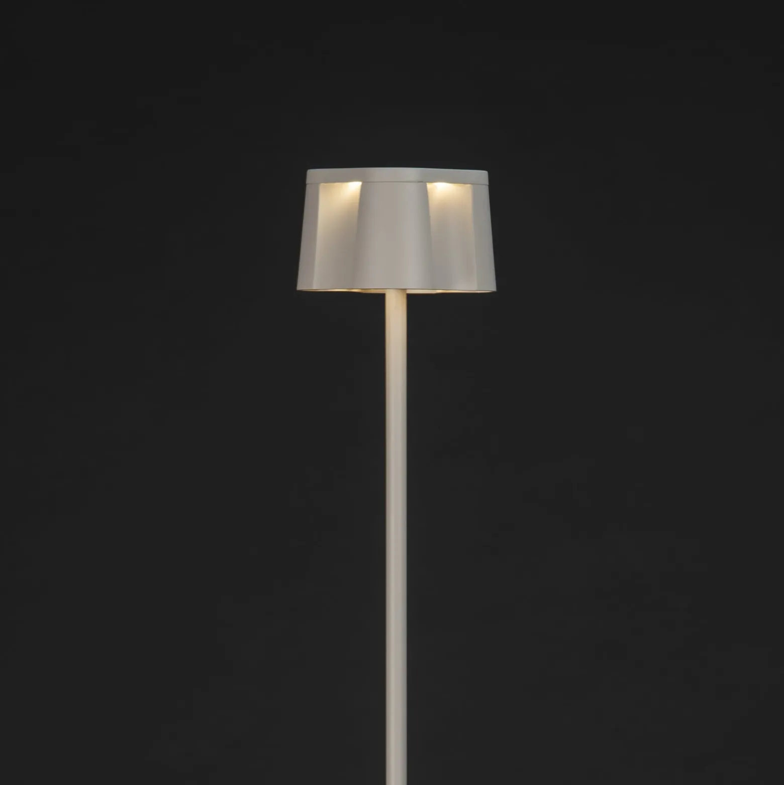 Nice LED ladattava lattiavalaisin, valkoinen, alumiini, IP54, himmennin,