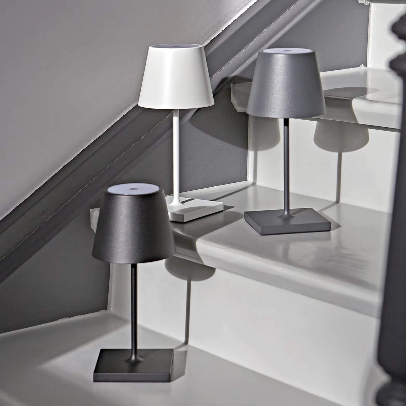 Nuindie mini LED ladattava pöytävalaisin, USB, grafiitti, IP54, himmennettävä