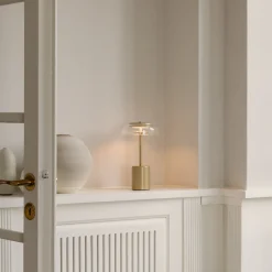 Nuura LED-akkukäyttöinen pöytälamppu Blossi, korkeus 26 cm, kullanvärinen/kirkas