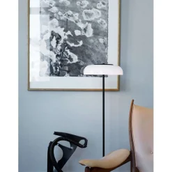 Nuura LED-lattiavalaisin Blossi, korkeus 120 cm, musta/opaalinen