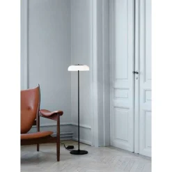 Nuura LED-lattiavalaisin Blossi, korkeus 120 cm, musta/opaalinen