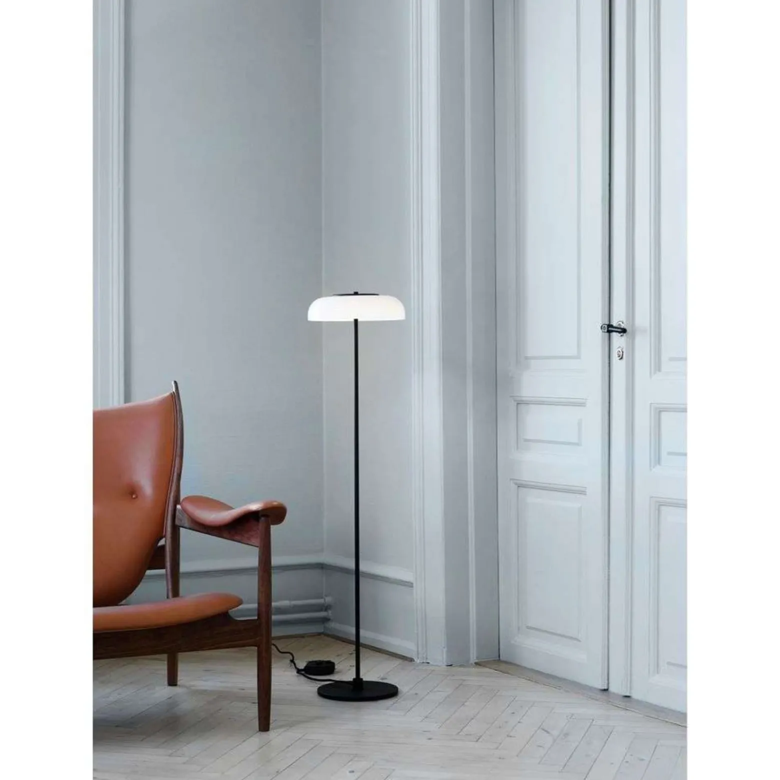 Nuura LED-lattiavalaisin Blossi, korkeus 120 cm, musta/opaalinen