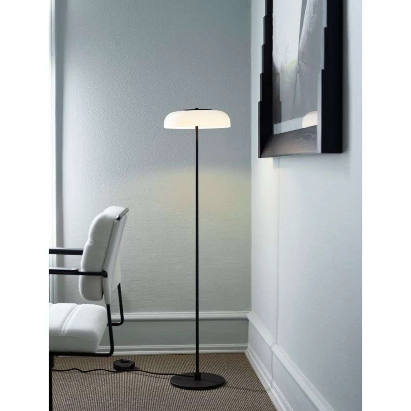 Nuura LED-lattiavalaisin Blossi, korkeus 120 cm, musta/opaalinen