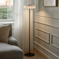 Nuura LED-lattiavalaisin Blossi, korkeus 120 cm, musta/opaalinen