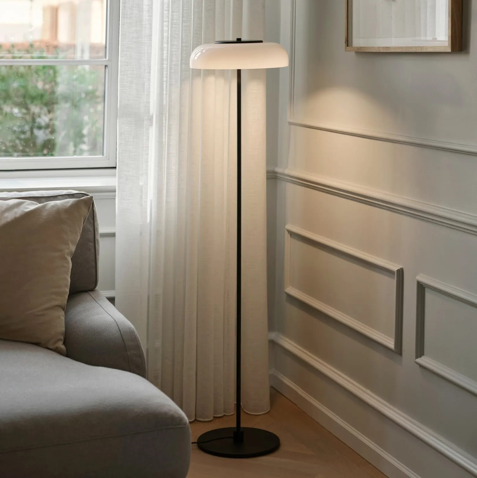 Nuura LED-lattiavalaisin Blossi, korkeus 120 cm, musta/opaalinen