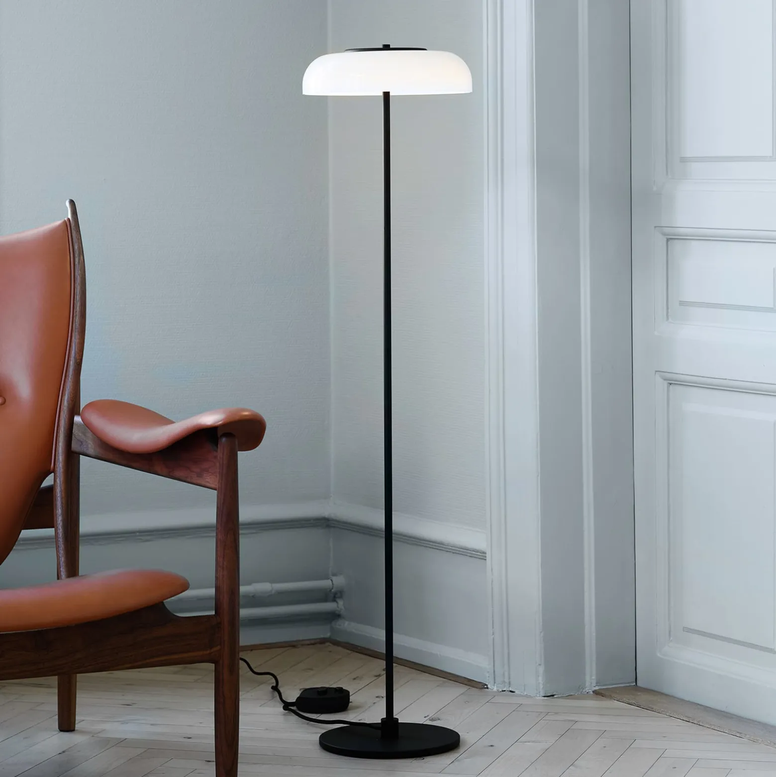 Nuura LED-lattiavalaisin Blossi, korkeus 120 cm, musta/opaalinen