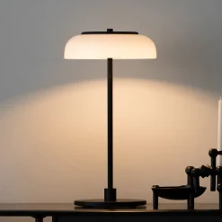 Nuura LED-pöytälamppu Blossi, korkeus 43 cm, musta/opaalinen
