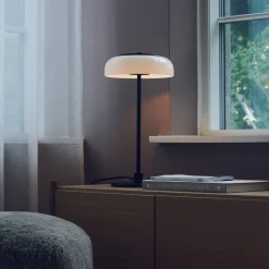 Nuura LED-pöytälamppu Blossi, korkeus 43 cm, musta/opaalinen