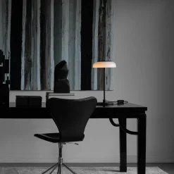 Nuura LED-pöytälamppu Blossi, korkeus 43 cm, musta/opaalinen