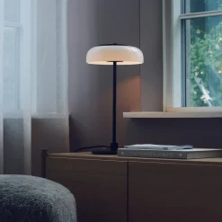 Nuura LED-pöytälamppu Blossi, korkeus 43 cm, musta/opaalinen