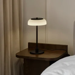 Nuura LED-pöytävalaisin Blossi, korkeus 31 cm, musta/opaalinen