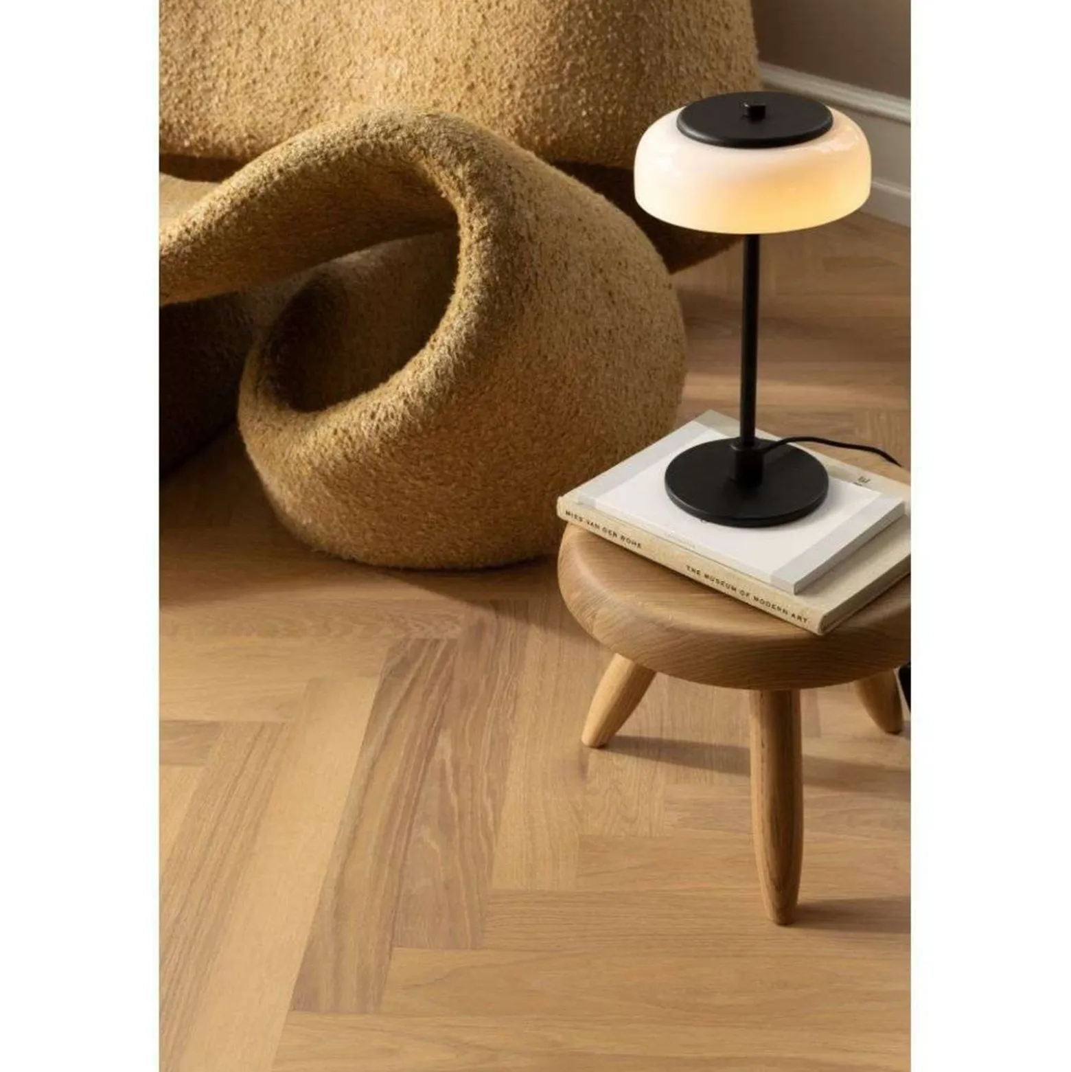 Nuura LED-pöytävalaisin Blossi, korkeus 31 cm, musta/opaalinen
