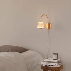 Nuura LED-seinävalaisin Asteea, leveys 16 cm, messinkivärinen/kirkas