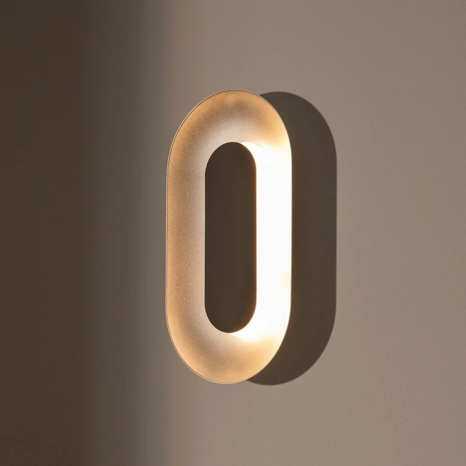 Nuura LED-seinävalaisin Sasi, korkeus 29 cm, hopeanvärinen, metalli