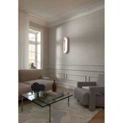 Nuura LED-seinävalaisin Sasi, korkeus 65 cm, hopeanvärinen, metalli