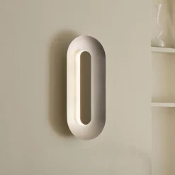 Nuura LED-seinävalaisin Sasi, korkeus 65 cm, hopeanvärinen, metalli