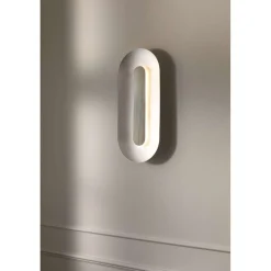 Nuura LED-seinävalaisin Sasi, korkeus 65 cm, hopeanvärinen, metalli
