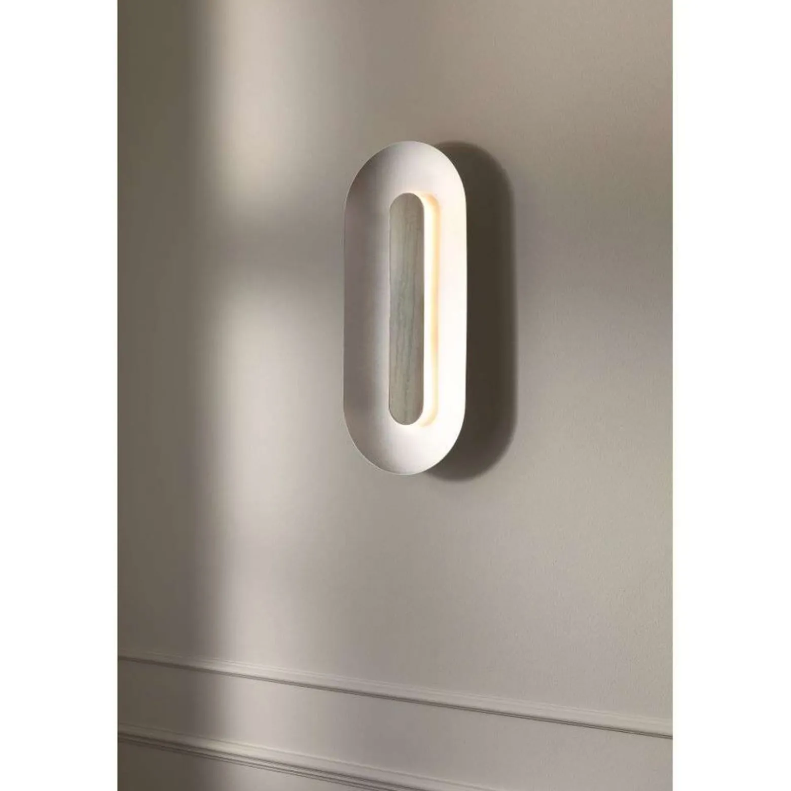 Nuura LED-seinävalaisin Sasi, korkeus 65 cm, hopeanvärinen, metalli