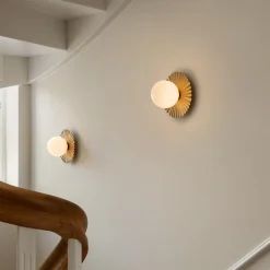 Nuura seinälamppu Liila Muuse, Ø 20 cm, IP44, kulta/opaalinen