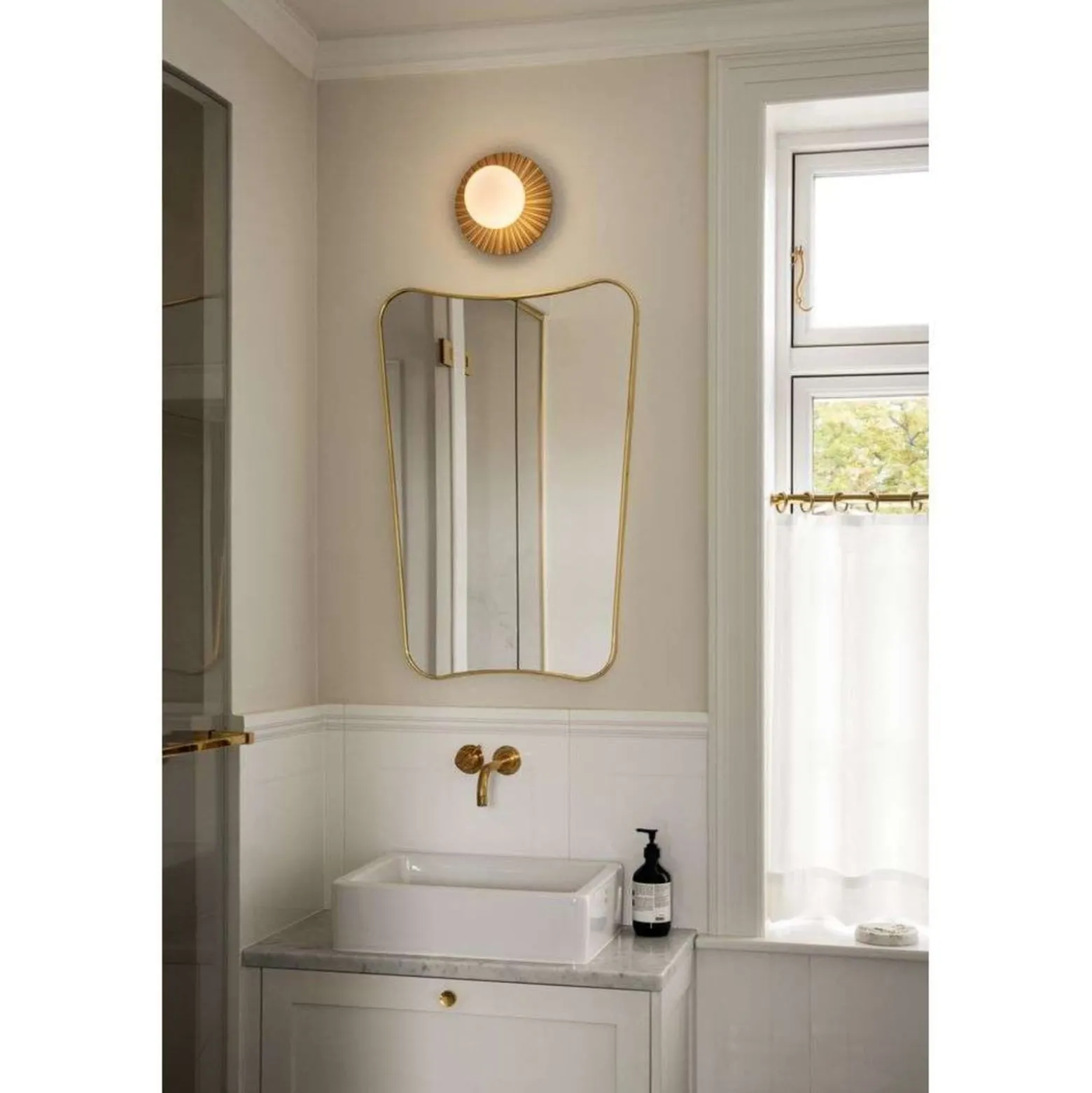 Nuura seinälamppu Liila Muuse, Ø 20 cm, IP44, kulta/opaalinen