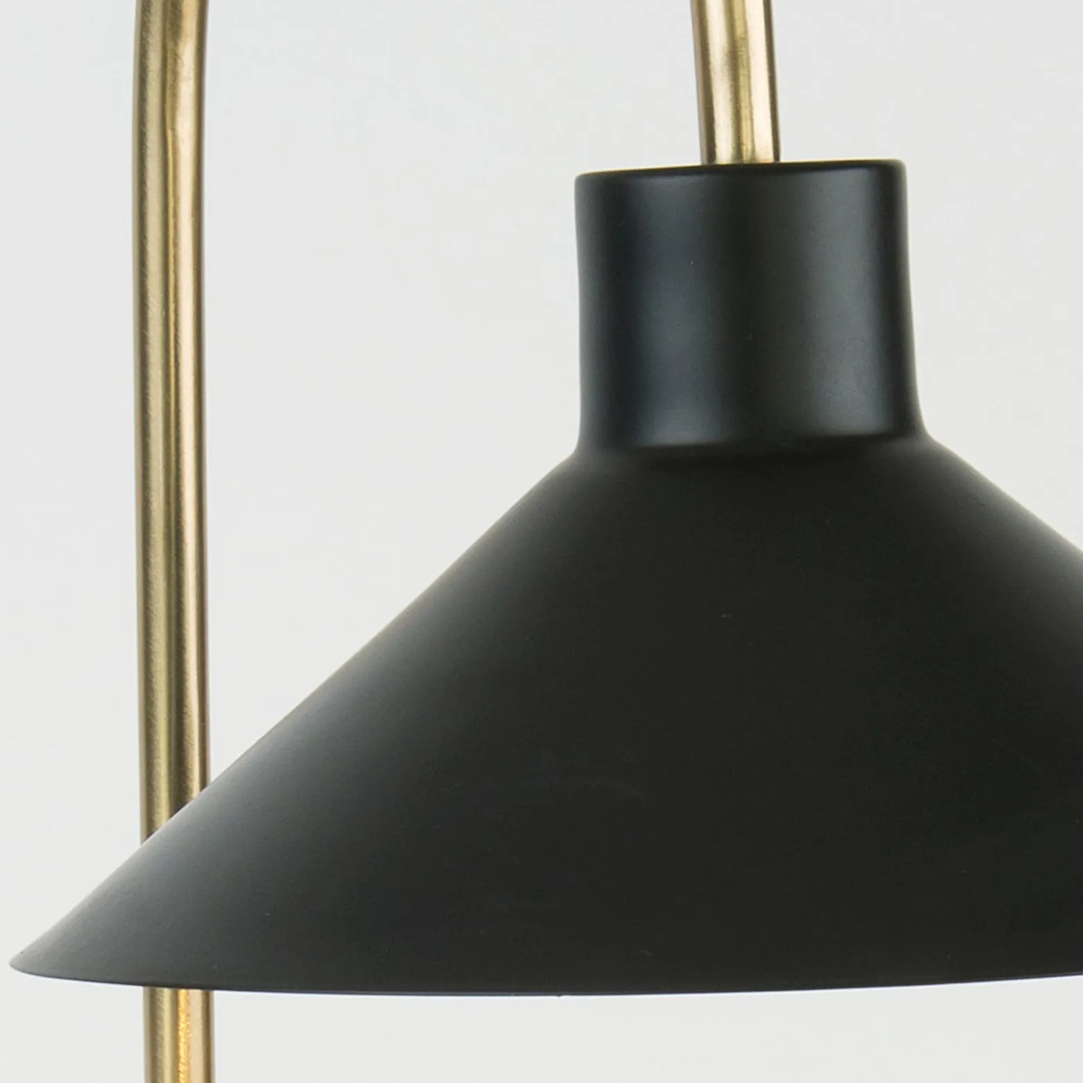 Oktavia pöytävalaisin, musta/kullanvärinen, korkeus 58 cm, marmori