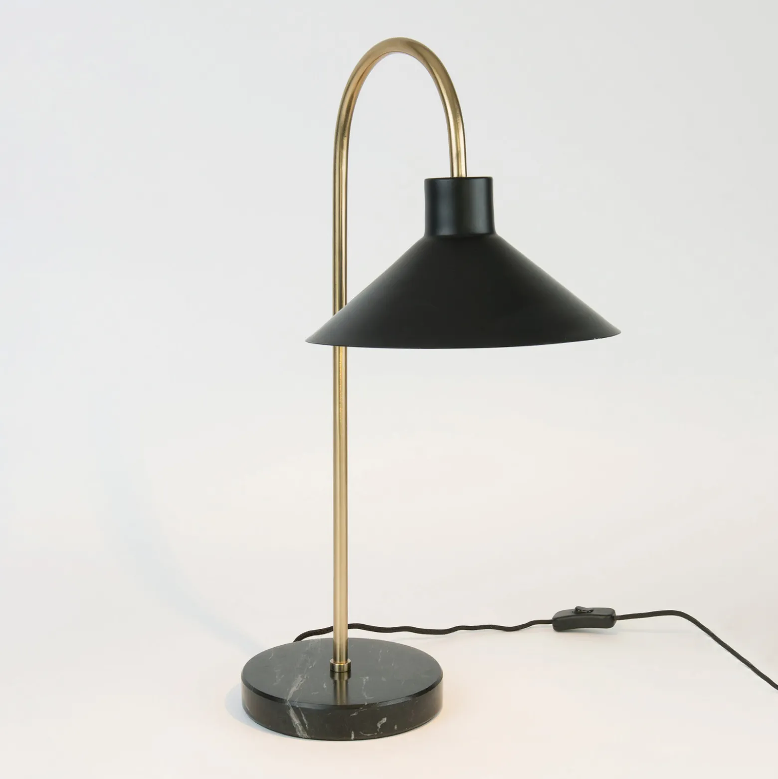 Oktavia pöytävalaisin, musta/kullanvärinen, korkeus 58 cm, marmori