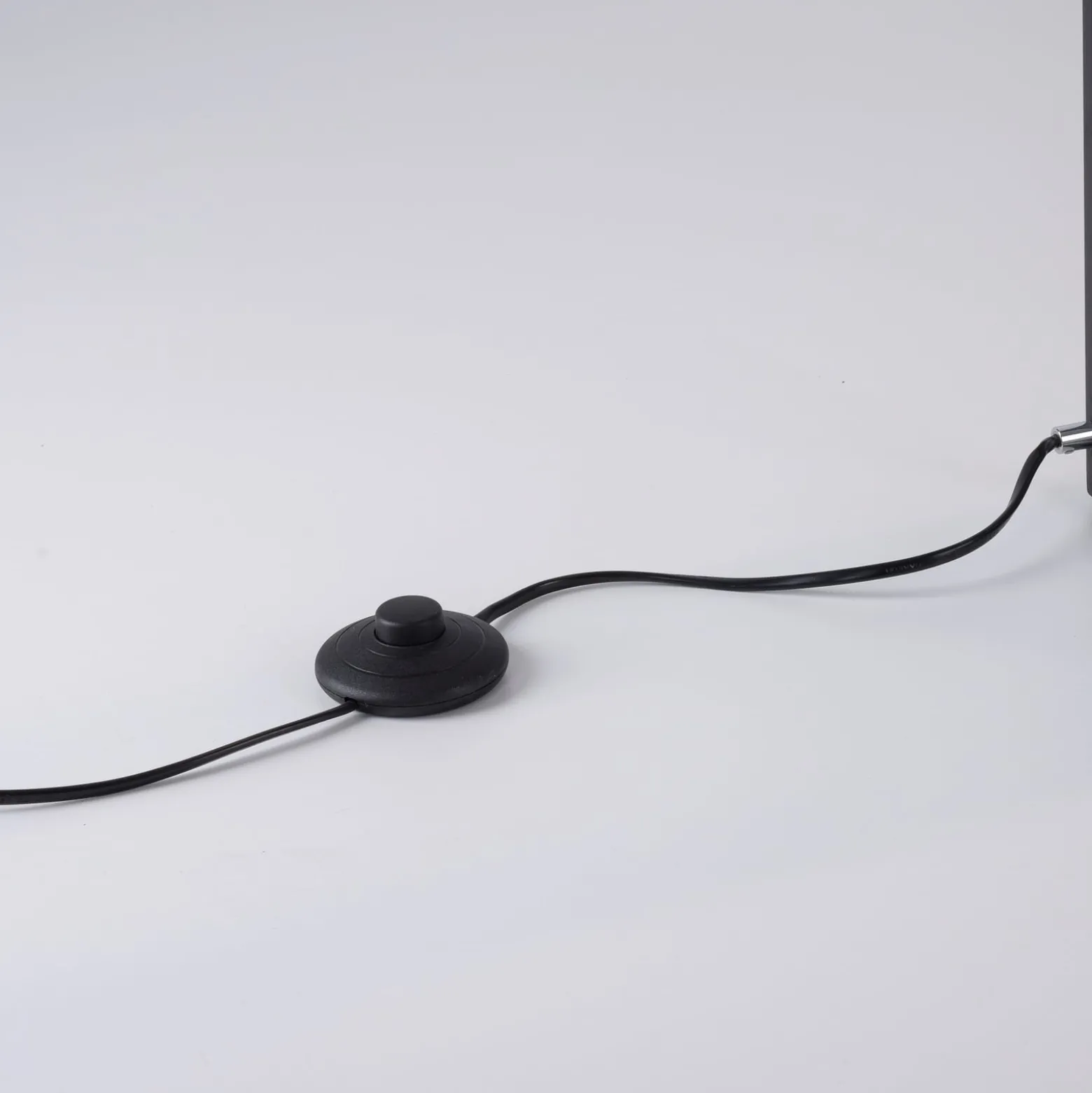 Paul Neuhausin LED-lattiavalaisin Conni, musta, metalli, 140 cm