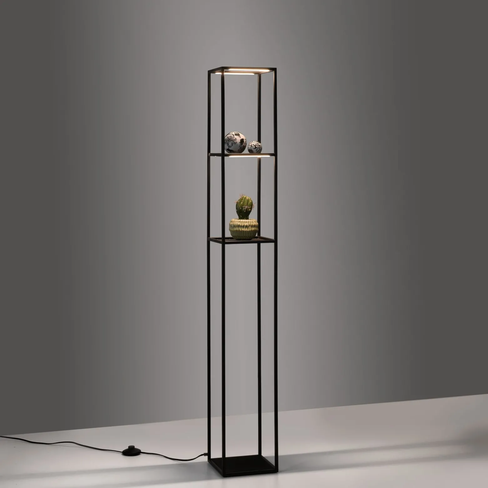 Paul Neuhausin LED-lattiavalaisin Conni, musta, metalli, 140 cm