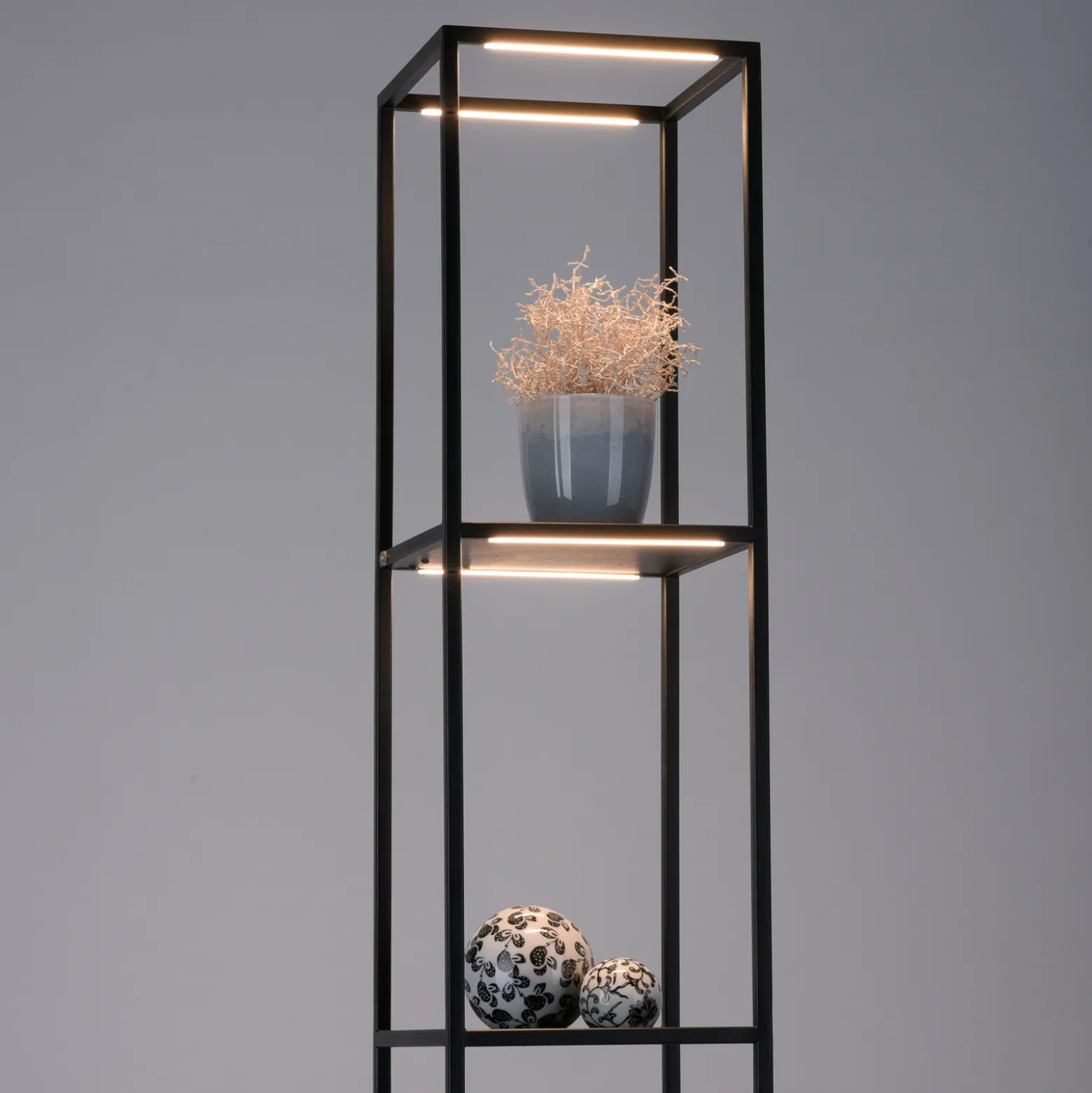 Paul Neuhausin LED-lattiavalaisin Conni, musta, metalli, 140 cm