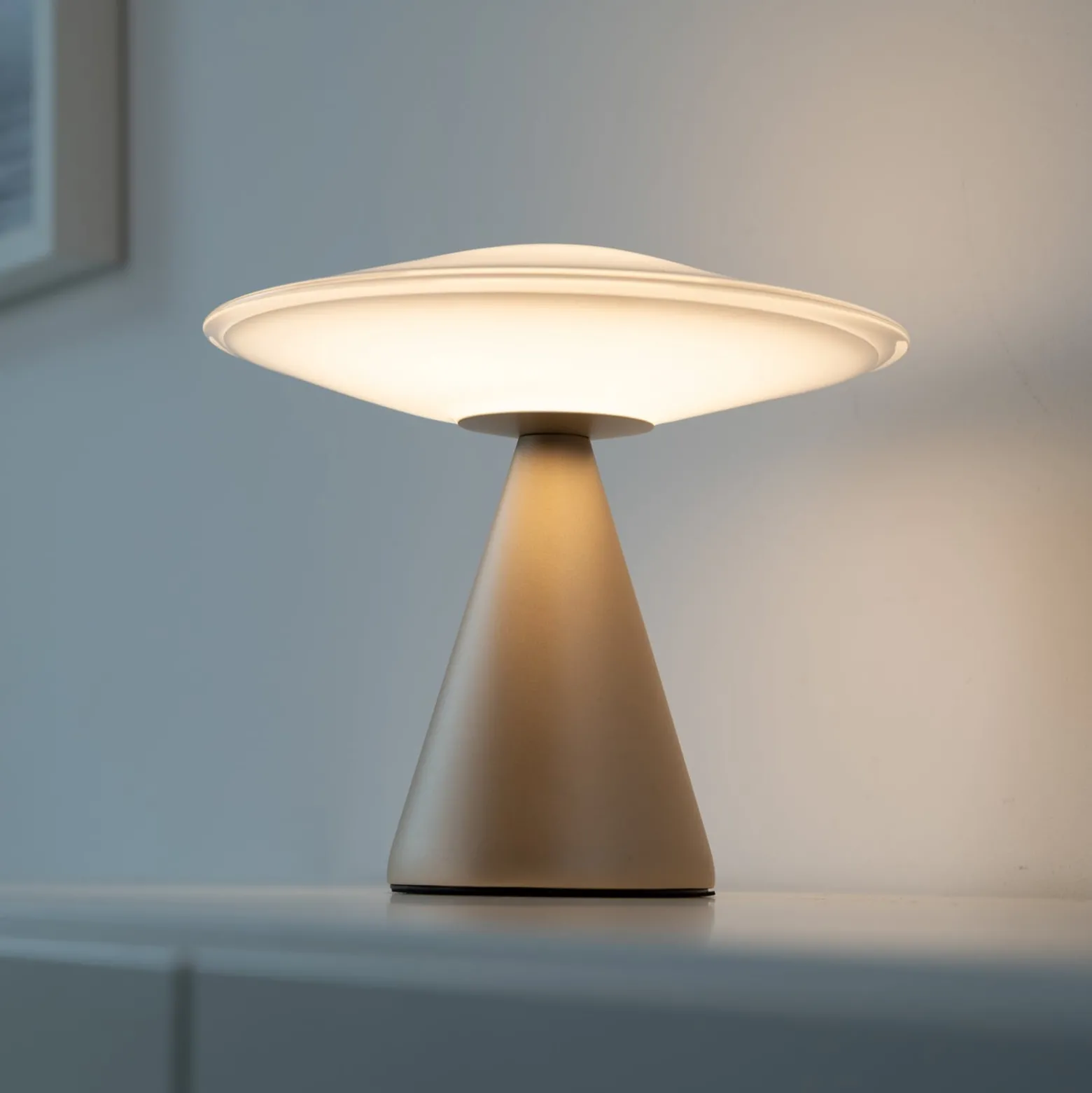 Paul Neuhaus LED-pöytälamppu Elipsa, valkoinen/pronssi, himmennettävä