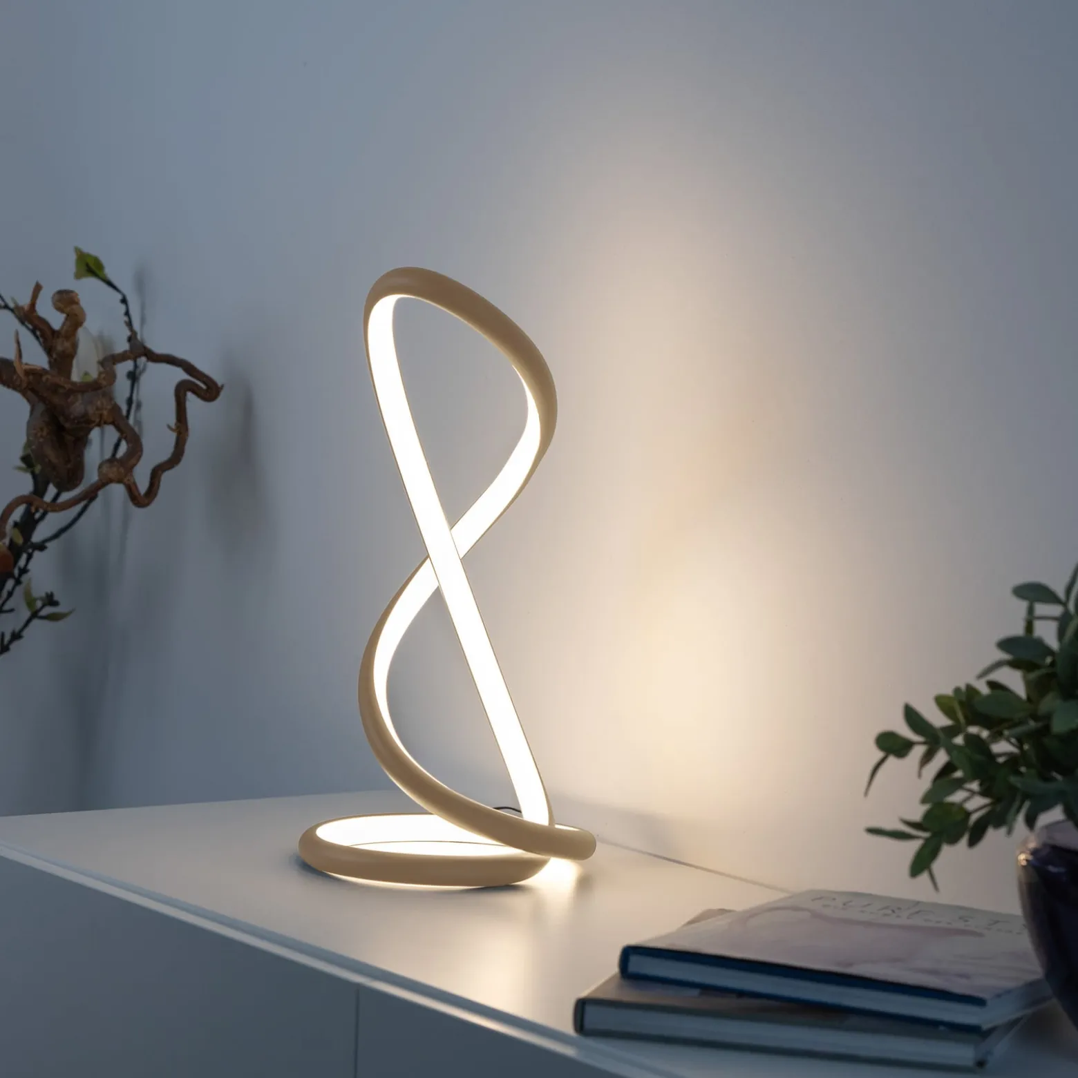 Paul Neuhaus LED-pöytälamppu Twist, hiekanvärinen, korkeus 42 cm