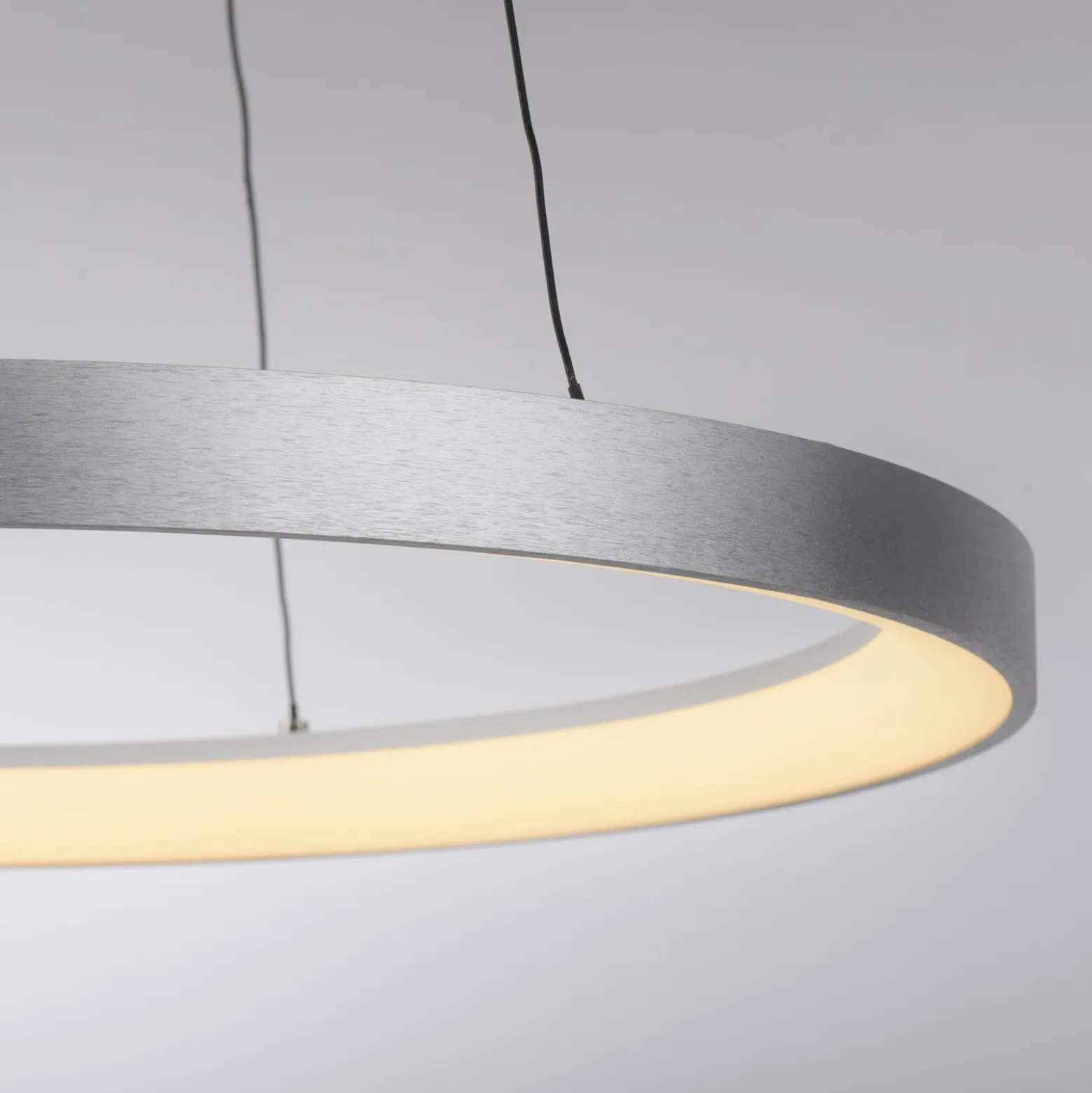 Paul Neuhaus LED-riippuvalaisin Hoop, alumiinin värinen, Ø 57cm, himmennettävä