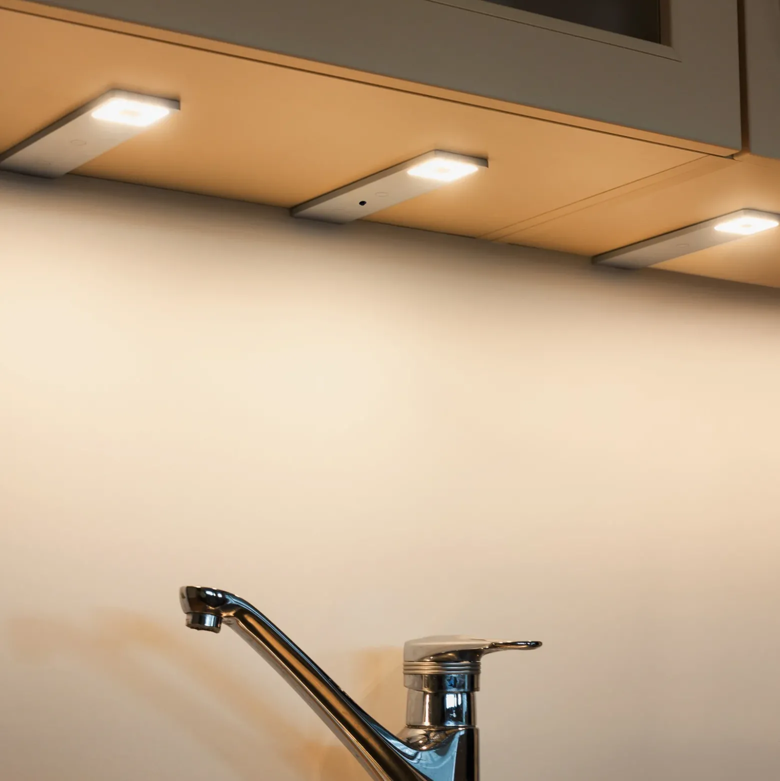 Pinta-asennettava LED-kalustevalaisin Imola, 3 kpl